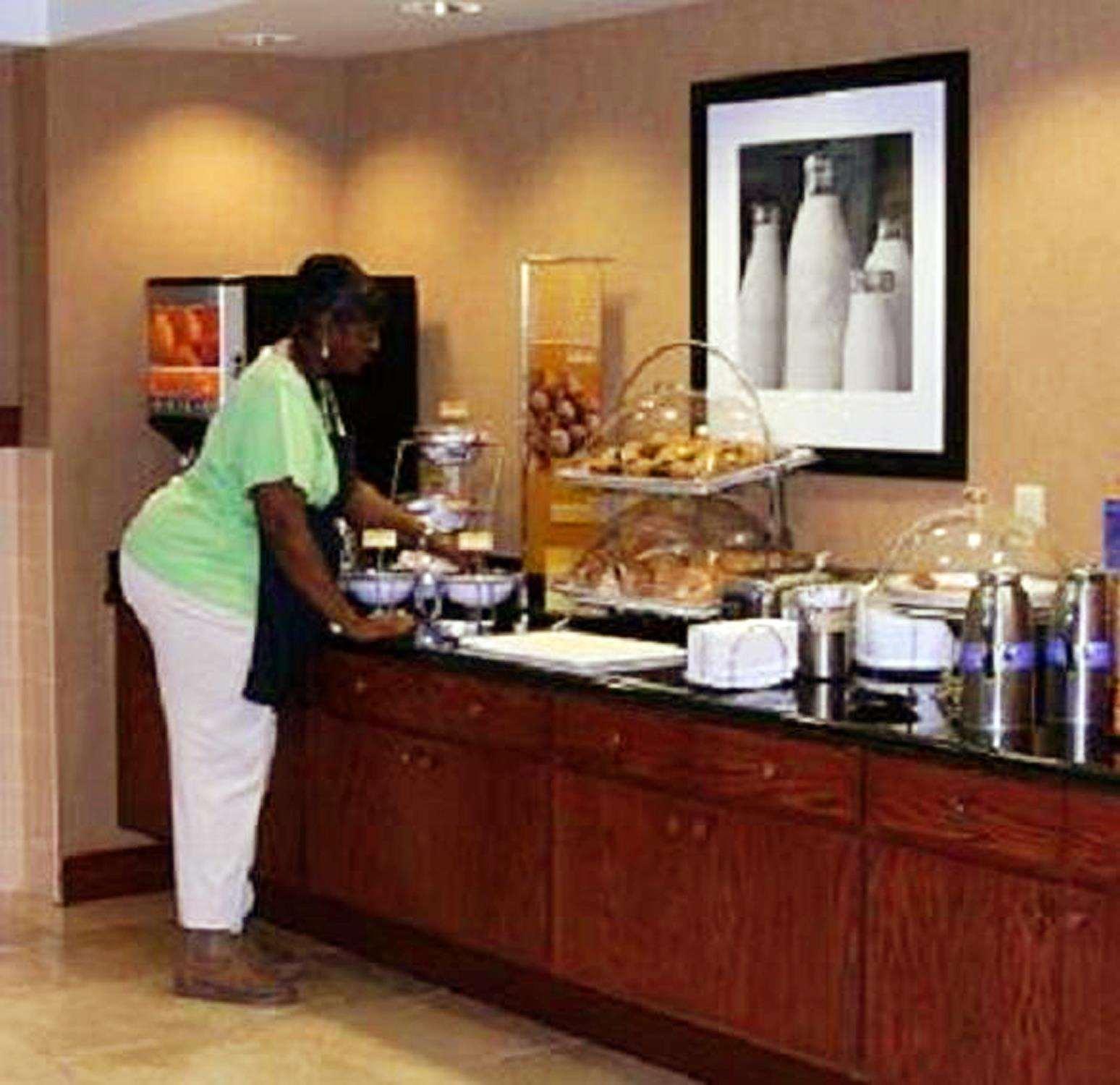 Hampton Inn & Suites Bloomington-Нормал Ресторан фото