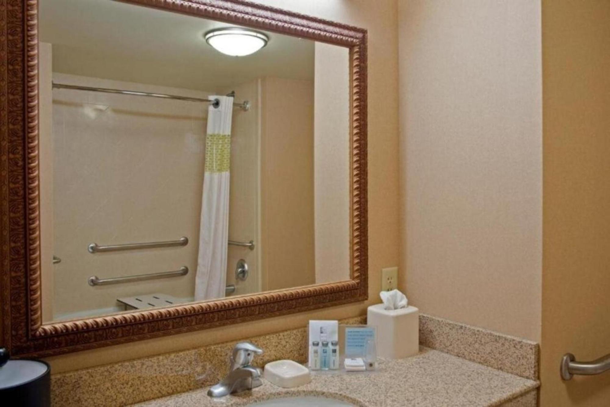 Hampton Inn & Suites Bloomington-Нормал Номер фото