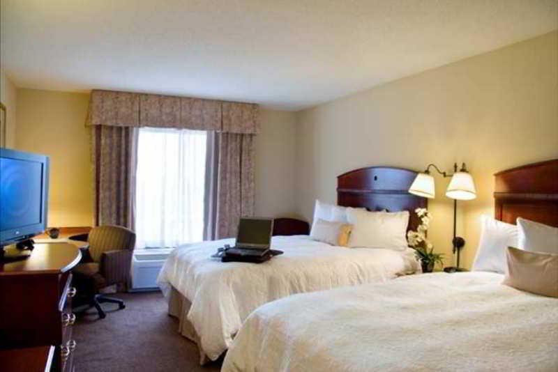 Hampton Inn & Suites Bloomington-Нормал Номер фото